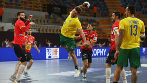 Mesmo desfalcado, Brasil estreia com empate no Mundial de Handebol