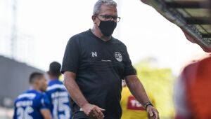 Hélio agradece jogadores e afirma não ter deixado de acreditar na permanência