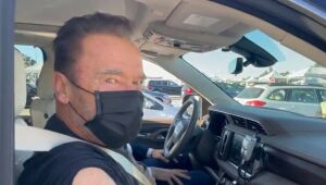 'Venha comigo se quiser viver', diz Arnold Schwarzenegger ao tomar vacina contra Covid-19