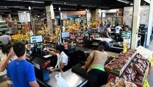 Supermercados arrecadam doação para distribuir cartões de R$ 100 em compras