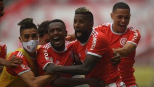 Inter vira no fim, quebra jejum contra Grêmio e amplia vantagem na ponta