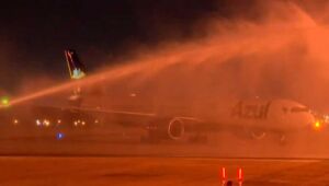 Avião com doses da vacina de Oxford, produzida na Índia, chega ao Rio