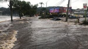 Avenida fica submersa em Florianópolis após chuvas e rompimento de lagoa artificial