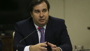 Centro tem de mirar Bolsonaro por vaga no 2&ordm; turno, diz Rodrigo Maia