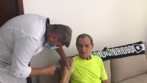 Ídolo do Sport, pernambucano Manga é vacinado contra Covid-19