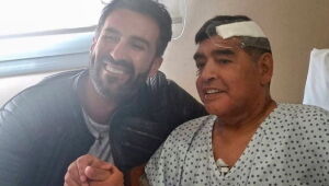 Médico de Maradona falsificou assinatura de ex-jogador, diz jornal