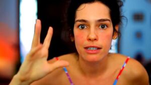 Maria Flor pede impeachment de Bolsonaro em vídeo com gritos e palavrões