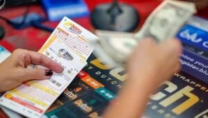 Hoje à noite, os brasileiros podem jogar para ganhar um prêmio de US$ 850 milhões em um jackpot ame