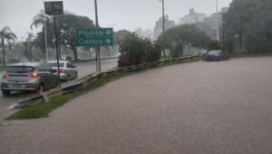Com forte chuva, Florianópolis registra morte de mãe e filha em desabamento de muro