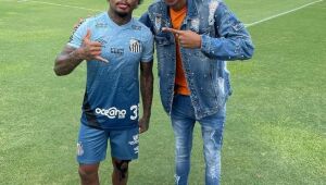Influencer pernambucano visita CT do Santos sem máscara e gera polêmica