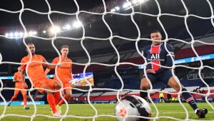 PSG goleia Montpellier no 100º jogo de Neymar e é líder isolado da Ligue 1