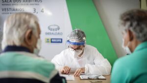João Campos anuncia vacinação para os profissionais da Atenção Básica de saúde