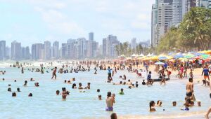Domingo de desrespeito nas praias com banhistas sem o uso da máscara; pontos de aglomerações com son