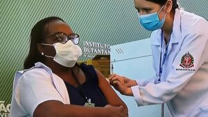 Enfermeira é primeira brasileira vacinada contra a Covid-19 em solo nacional