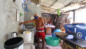 Moradores da Ilha de Santana, em Olinda, sofrem com falta de água