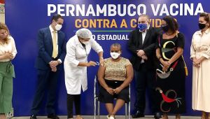 Vacina contra a Covid-19 é aplicada pela primeira vez em Pernambuco