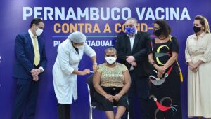 Momento histórico: vacina contra a Covid-19 é aplicada pela primeira vez em Pernambuco