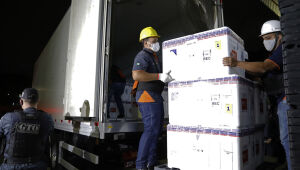 Distribuição das primeiras doses da vacina contra Covid-19 em Pernambuco usa seis caminhões