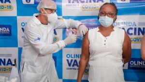 Olinda inicia vacinação contra Covid-19 com cerimônia no Carmo