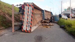 Suspeito sobe em caminhão para roubar motorista, cai de carroceria e morre atropelado no Recife