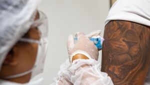 Primeiras doses da vacina AstraZeneca/Oxford chegam a Pernambuco neste domingo