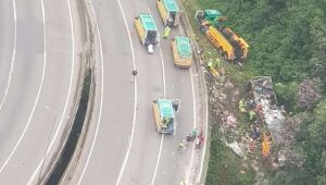 Acidente com ônibus de turismo deixa ao menos 14 mortos no Paraná