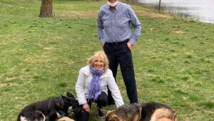 Membros da família Biden, cachorros Champ e Major se mudam e são os novos mascotes da Casa Branca
