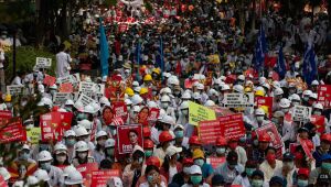 Policiais de Myanmar aderem a movimento de desobediência civil
