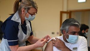 Reino Unido avança na vacinação e já imunizou mais de 20 milhões