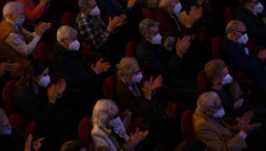 Vacinados, idosos de asilos de Madri vão a teatro em primeira saída em um ano
