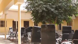 Nigéria tem novo sequestro em escola com mais de 300 jovens desaparecidas