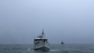 Marinha intercepta embarcação com carga de cigarros sem documentação próximo à costa do Recife