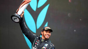 Hamilton supera Red Bull e conquista pole de número 99 na carreira