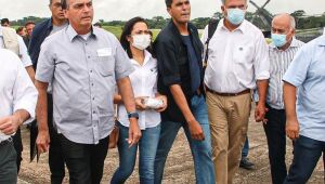 No Acre, Bolsonaro se irrita e encerra abruptamente entrevista ao ser questionado sobre caso Flávio