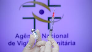 Bolsonaro veta norma que obrigava Anvisa a dar aval em 5 dias para vacinas contra a Covid-19