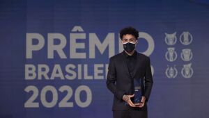 Craque e revelação, Claudinho protagoniza premiação do Brasileiro