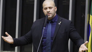 PF afirma que assessores entregaram celulares a Daniel Silveira na prisão