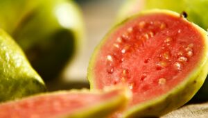 Rica em vitamina A, goiaba fortalece a saúde dos olhos e retarda o envelhecimento precoce