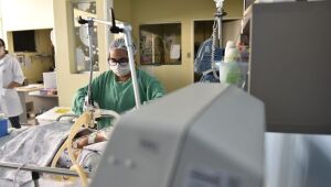 Em colapso, capitais do Nordeste têm espera de 6h em ambulância, contêiner para corpos e UTI cheias