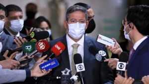 Lira defende PEC da imunidade, nega conflito com STF e diz que papel de legislar é do Congresso