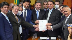 Bolsonaro entrega proposta de privatização dos Correios ao presidente da Câmara