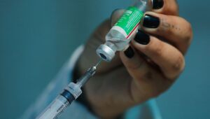 OMS aprova vacina de Oxford e destrava envio para o Brasil