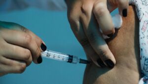 Servidor público toma vacinas de fabricantes diferentes na Grande SP