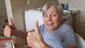 Mãe de Bolsonaro é internada em hospital de Registro, no interior de SP