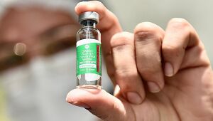 Fiocruz aguarda neste sábado insumo para 12 milhões de doses
