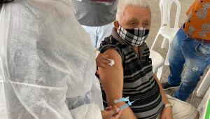 Dias de esperança: idosos vacinados comemoram a imunização