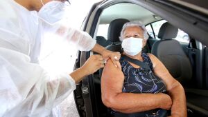 Idosos com idade acima de 75 anos são vacinados contra Covid-19 no Recife
