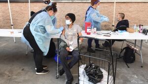 Califórnia destina 40% das vacinas aos mais pobres em preocupação crescente com desigualdade