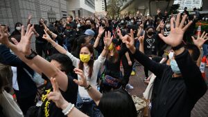 Centenas protestam contra prisão de ativistas acusados de subversão em Hong Kong