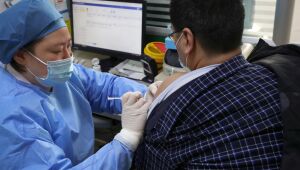 Recuperada da covid-19, China vacina sem pressa